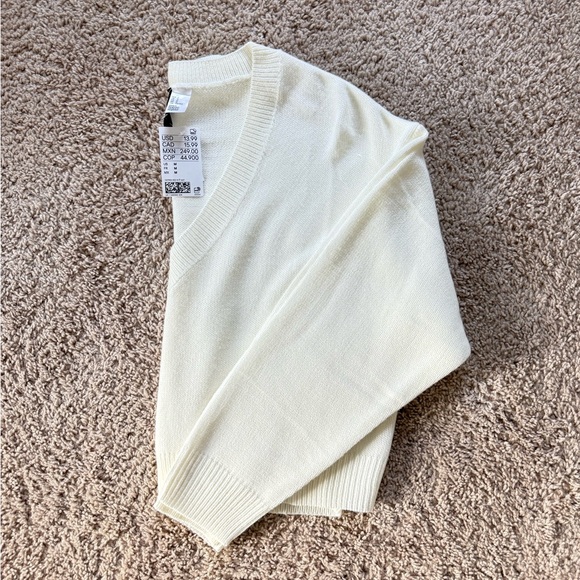 H&M Women's White V-Neck Sweater NWT - Picture 7 of 7